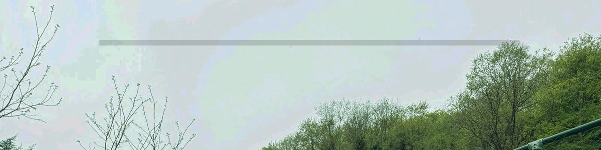 盾牌与数据线的抽象图形，暗色背景，象征数据保护